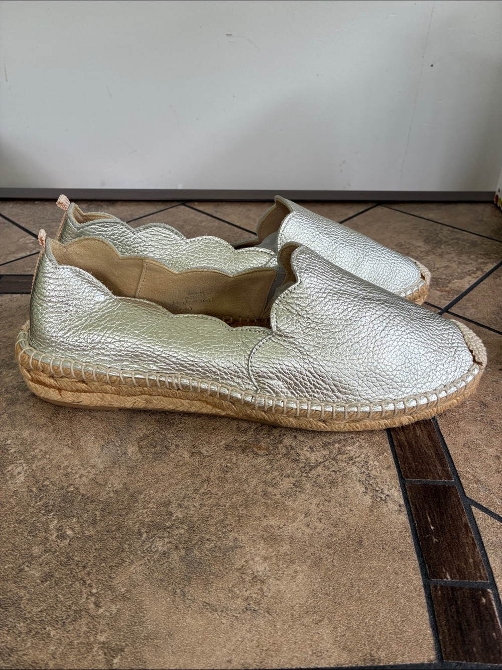 Boden Theresa Scalloped Leather Espadrille Soft Gold Metallic 40/ 8.5